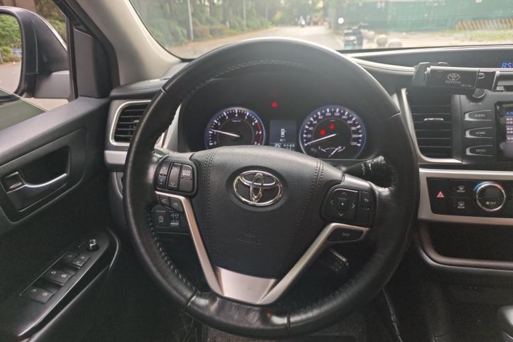 Used Toyota Highlander 2017 2.0T Two-Wheel Drive Luxury Edition 7 Seats Steering Wheel