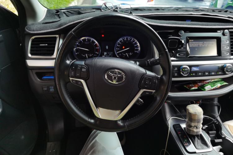 Used Toyota Highlander 2017 2.0T Two-Wheel Drive Luxury Edition 7 Seats Steering Wheel
