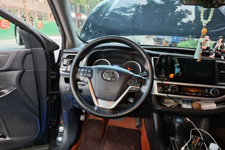 Used Toyota Highlander 2017 2.0T Four-Wheel Drive Luxury Edition 7 Seats Steering Wheel