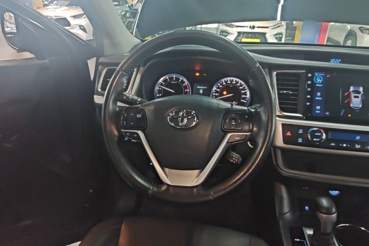 Used Toyota Highlander 2017 2.0T Two-Wheel Drive Luxury Edition 7 Seats Steering Wheel