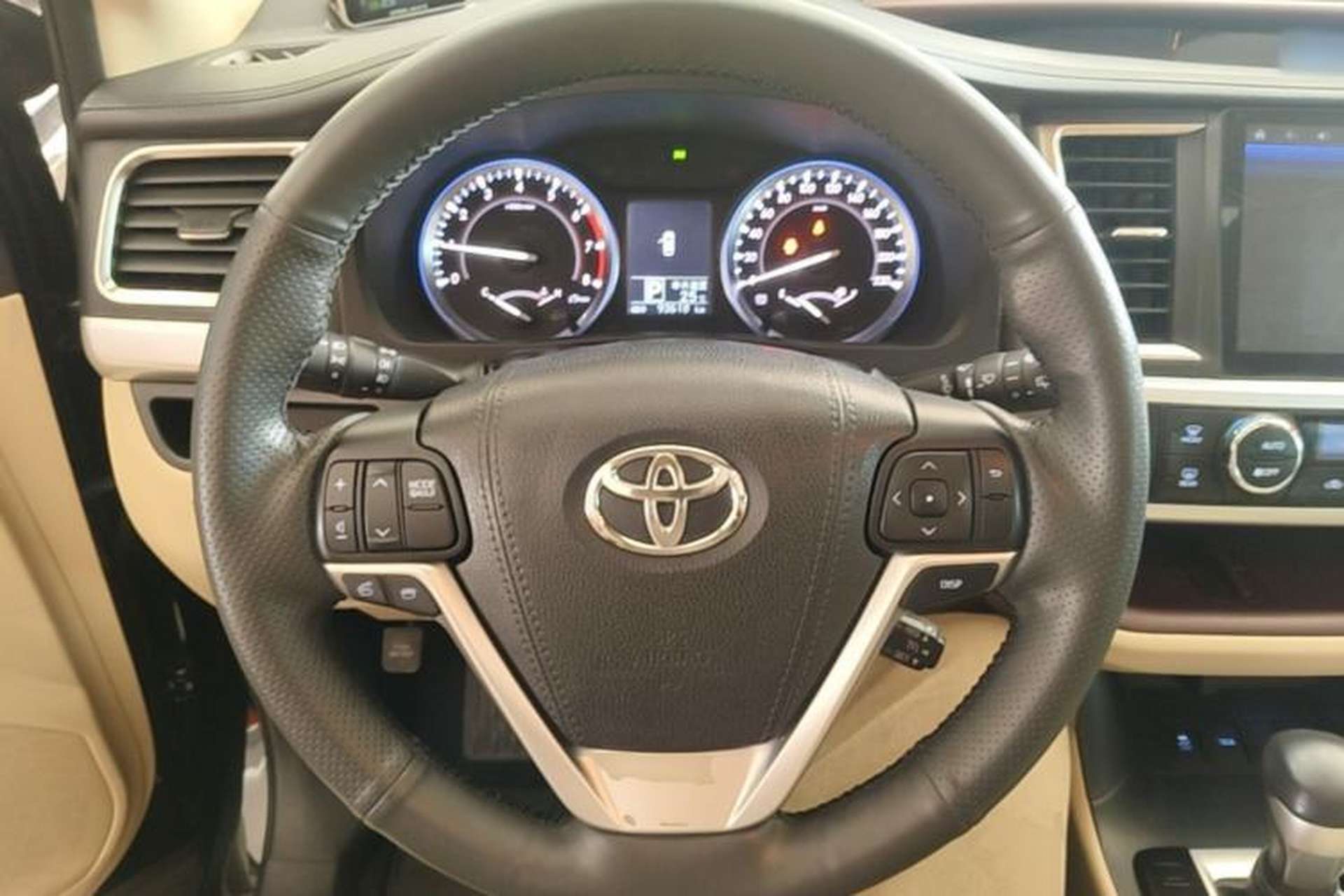 Used Toyota Highlander 2017 2.0T Two-Wheel Drive Luxury Edition 7 Seats Steering Wheel