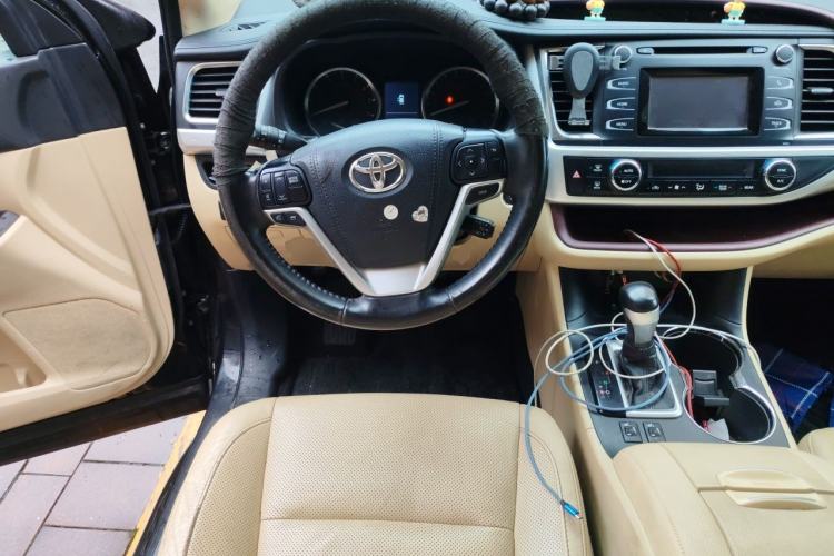 Used Toyota Highlander 2017 2.0T Two-Wheel Drive Luxury Edition 7 Seats Steering Wheel