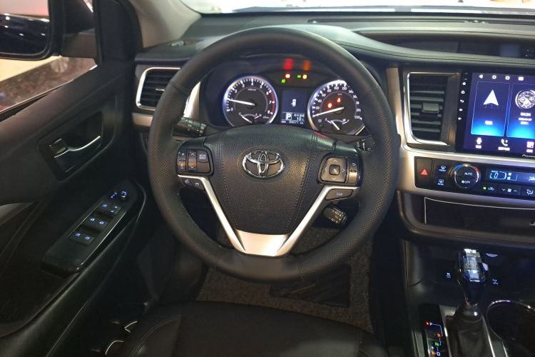 Used Toyota Highlander 2017 2.0T Four-Wheel Drive Luxury Edition 7 Seats Steering Wheel