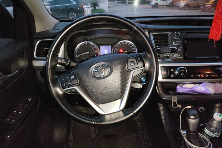 Used Toyota Highlander 2017 2.0T Two-Wheel Drive Luxury Edition 7 Seats Steering Wheel
