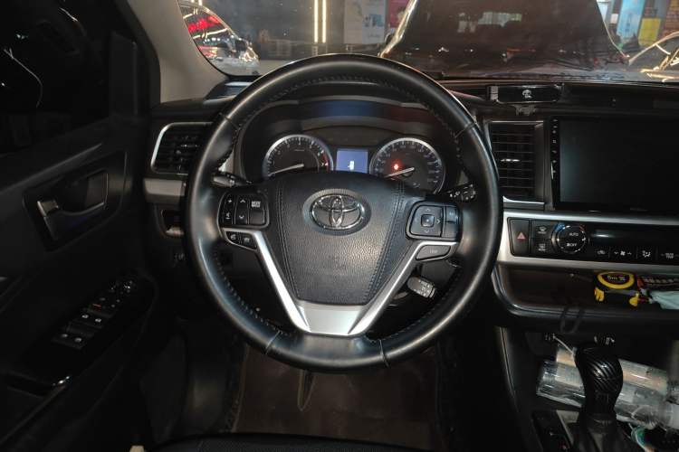 Used Toyota Highlander 2017 2.0T Two-Wheel Drive Luxury Edition 7 Seats Steering Wheel