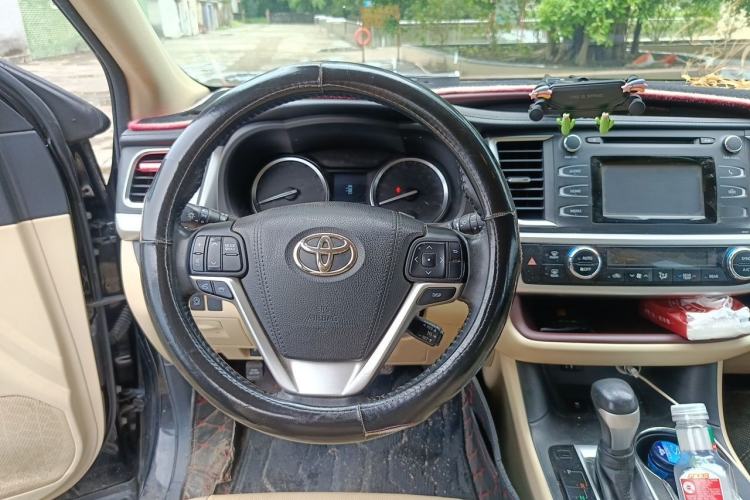 Used Toyota Highlander 2017 2.0T Two-Wheel Drive Luxury Edition 7 Seats Steering Wheel