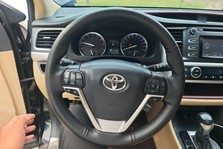 Used Toyota Highlander 2017 2.0T Two-Wheel Drive Luxury Edition 7 Seats Steering Wheel