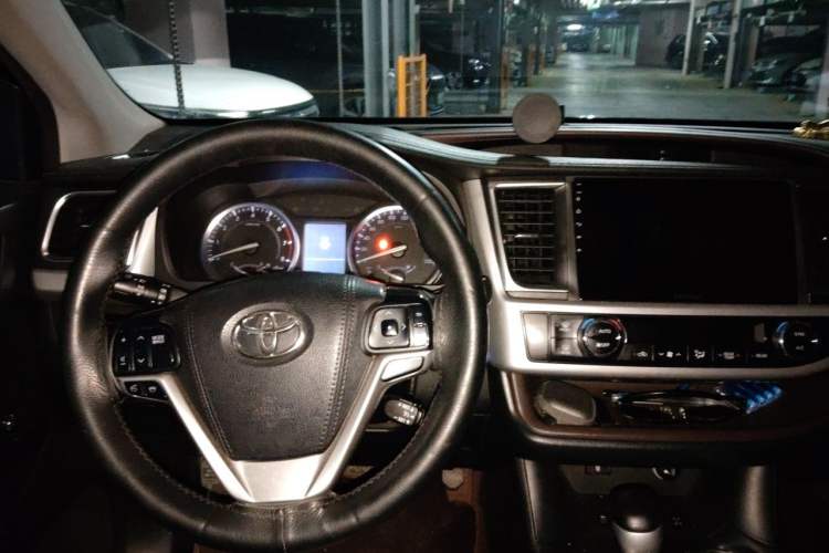 Used Toyota Highlander 2017 2.0T Four-Wheel Drive Luxury Edition 7 Seats Steering Wheel