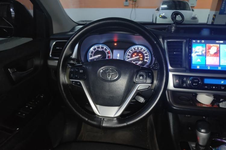 Used Toyota Highlander 2017 2.0T Two-Wheel Drive Luxury Edition 7 Seats Steering Wheel