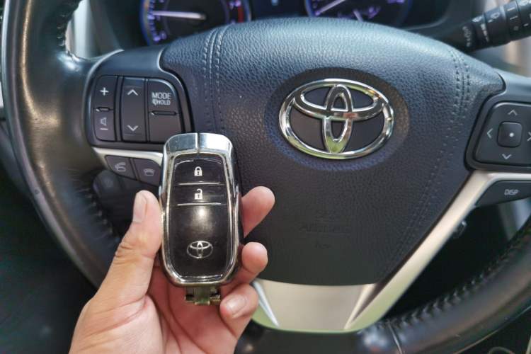 Used Toyota Highlander 2017 2.0T Two-Wheel Drive Luxury Edition 7 Seats Vehicle Key