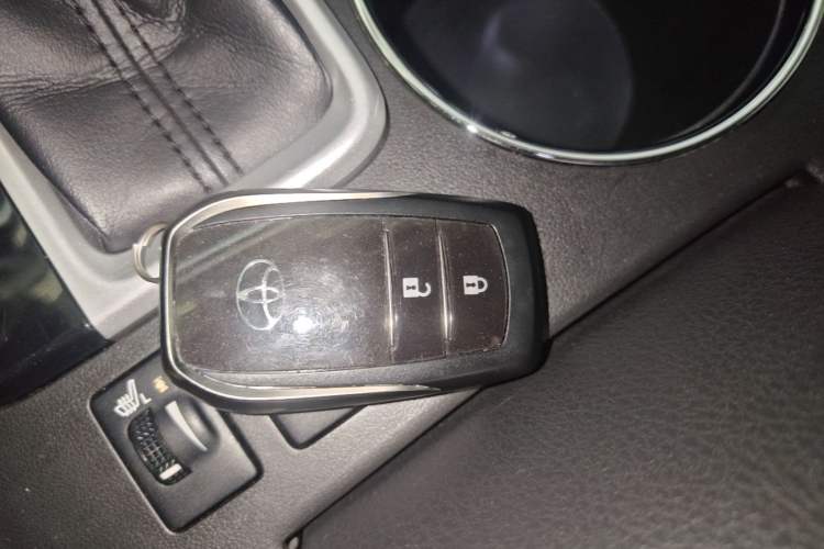 Used Toyota Highlander 2017 2.0T Four-Wheel Drive Luxury Edition 7 Seats Vehicle Key