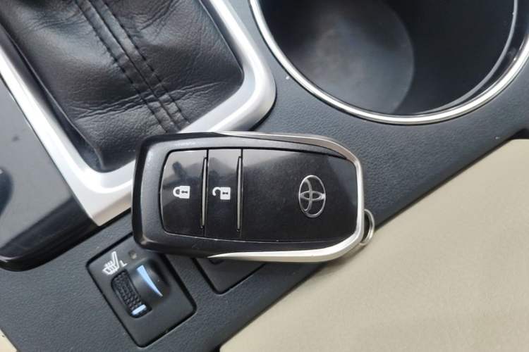 Used Toyota Highlander 2017 2.0T Two-Wheel Drive Luxury Edition 7 Seats Vehicle Key