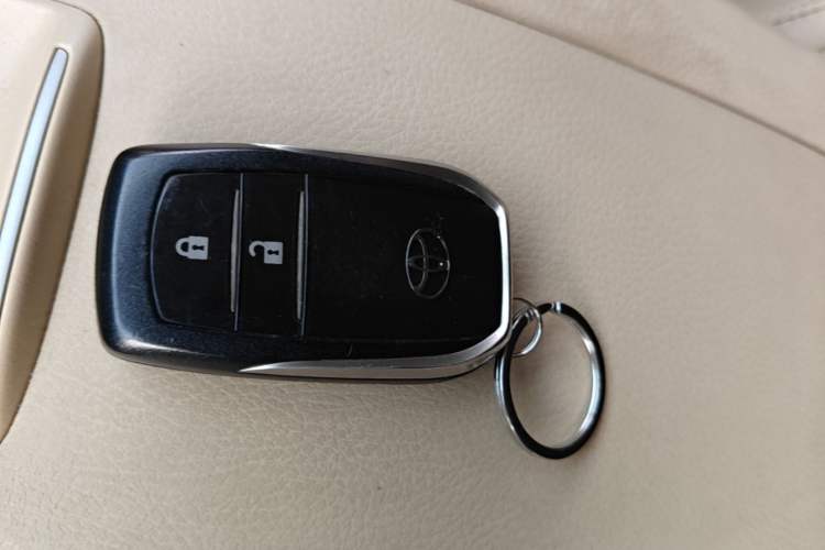 Used Toyota Highlander 2017 2.0T Four-Wheel Drive Luxury Edition 7 Seats Vehicle Key