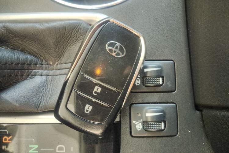 Used Toyota Highlander 2017 2.0T Four-Wheel Drive Black Edition Limited Model Vehicle Key