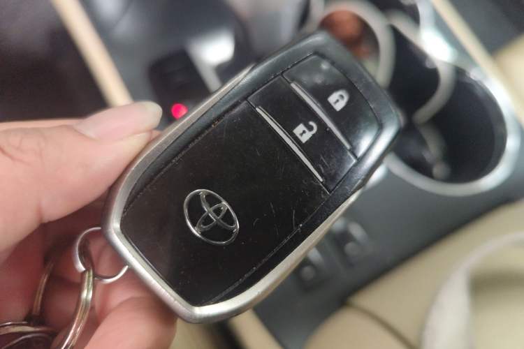 Used Toyota Highlander 2017 2.0T Four-Wheel Drive Luxury Edition 7 Seats Vehicle Key