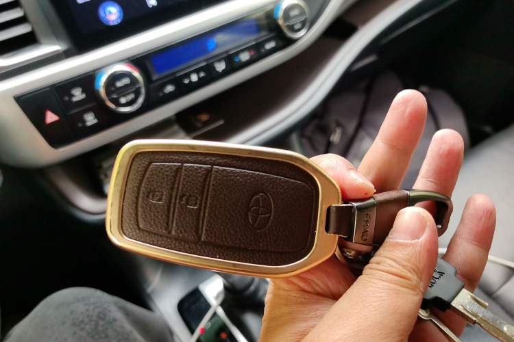 Used Toyota Highlander 2017 2.0T Four-Wheel Drive Black Edition Limited Model Vehicle Key