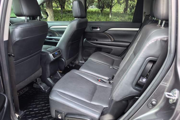 Used Toyota Highlander 2017 2.0T Two-Wheel Drive Luxury Edition 7 Seats Interior 1