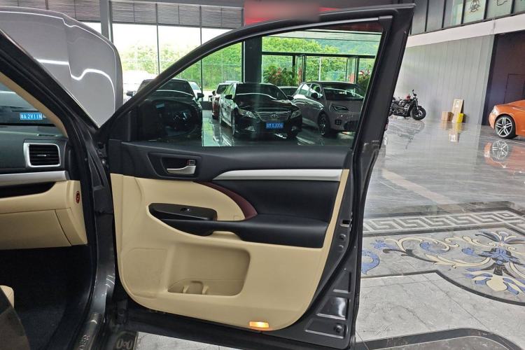 Used Toyota Highlander 2017 3.5L 4x4 Elite Edition 7-Seater Interior 2