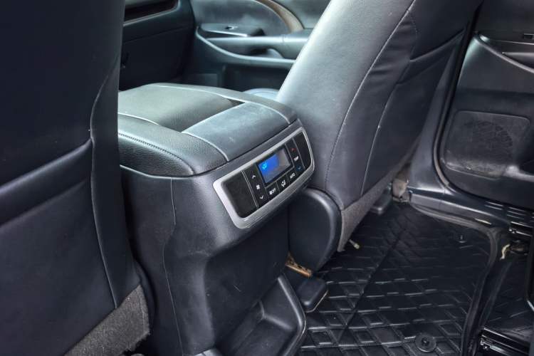 Used Toyota Highlander 2017 2.0T Two-Wheel Drive Luxury Edition 7 Seats Interior 3