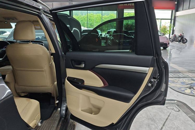 Used Toyota Highlander 2017 3.5L 4x4 Elite Edition 7-Seater Interior 3