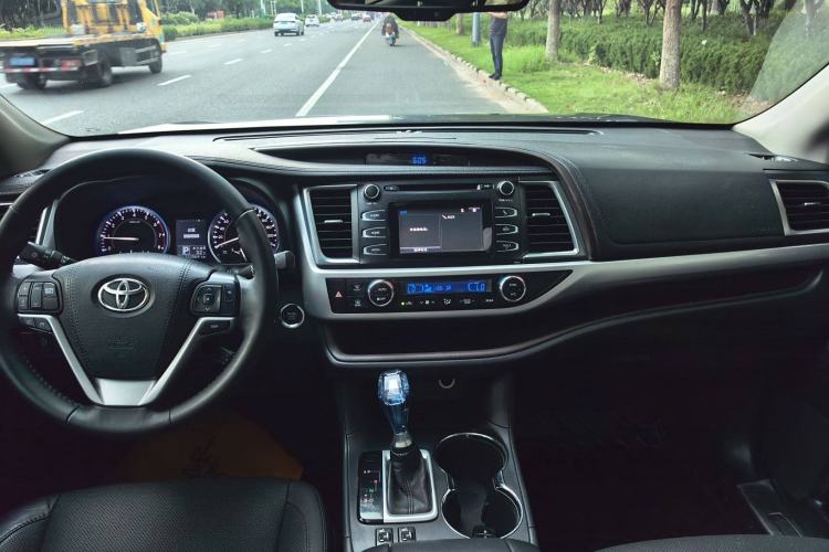 Used Toyota Highlander 2017 2.0T Two-Wheel Drive Luxury Edition 7 Seats Interior 4