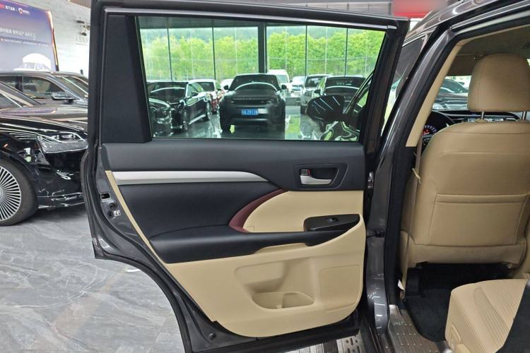 Used Toyota Highlander 2017 3.5L 4x4 Elite Edition 7-Seater Interior 5