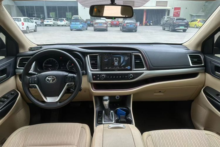 Used Toyota Highlander 2017 3.5L 4x4 Elite Edition 7-Seater Interior 6