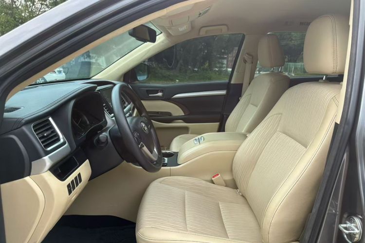 Used Toyota Highlander 2017 3.5L 4x4 Elite Edition 7-Seater Interior 7