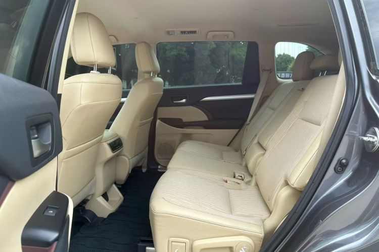 Used Toyota Highlander 2017 3.5L 4x4 Elite Edition 7-Seater Interior 8