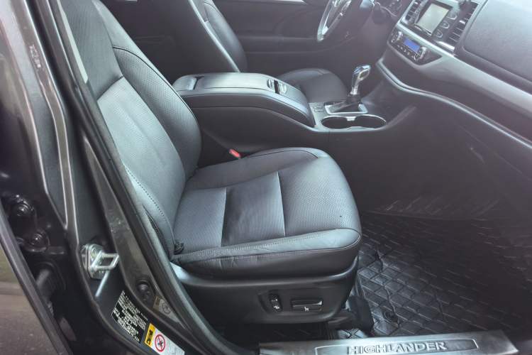 Used Toyota Highlander 2017 2.0T Two-Wheel Drive Luxury Edition 7 Seats Right Front Seat