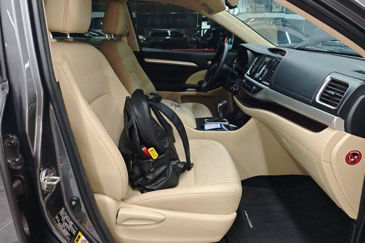 Used Toyota Highlander 2017 3.5L 4x4 Elite Edition 7-Seater Right Front Seat