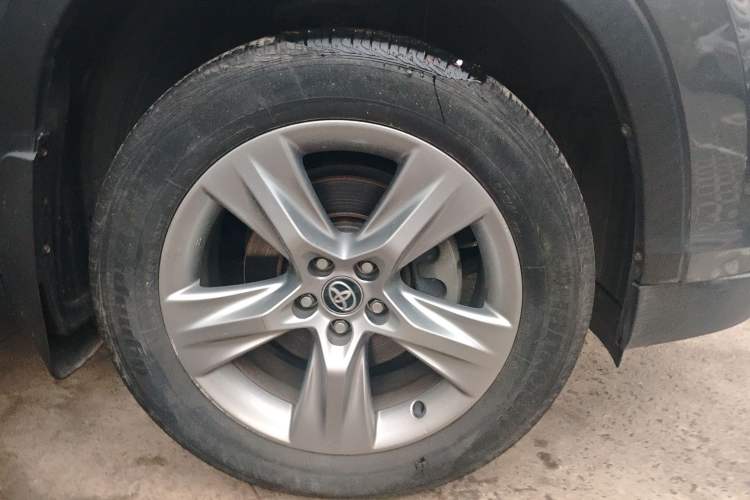 Used Toyota Highlander 2017 2.0T Four-Wheel Drive Luxury Edition 7 Seats Right Front Wheel Hub