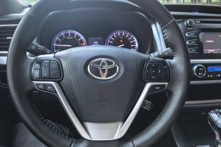 Used Toyota Highlander 2017 2.0T Two-Wheel Drive Luxury Edition 7 Seats Steering Wheel