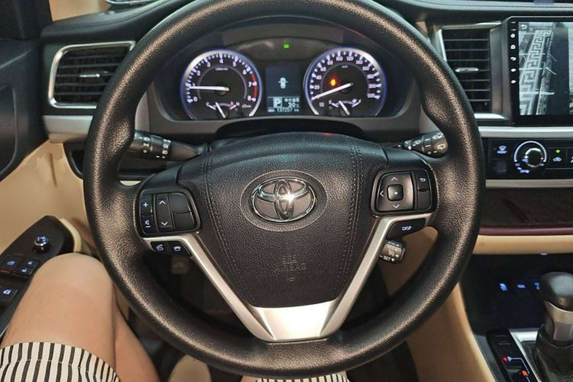 Used Toyota Highlander 2017 3.5L 4x4 Elite Edition 7-Seater Steering Wheel