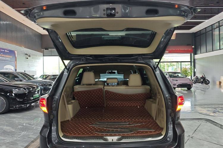Used Toyota Highlander 2017 3.5L 4x4 Elite Edition 7-Seater Trunk