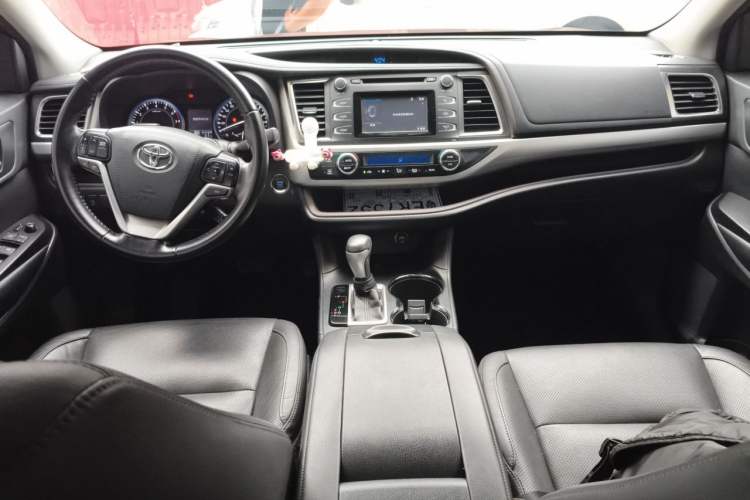 Used Toyota Highlander 2017 2.0T Two-Wheel Drive Luxury Edition 7 Seats Center Console