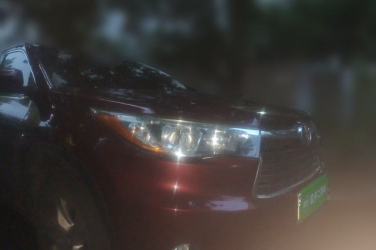 Used Toyota Highlander 2017 2.0T Two-Wheel Drive Elite Version 7 Seats Front Right 45 Deg