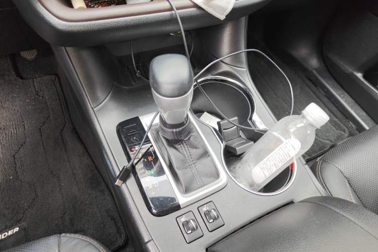 Used Toyota Highlander 2017 2.0T Two-Wheel Drive Luxury Edition 7 Seats Gear Lever