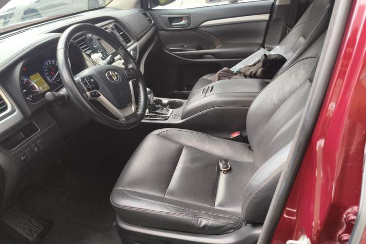 Used Toyota Highlander 2017 2.0T Two-Wheel Drive Luxury Edition 7 Seats Left Front Seat
