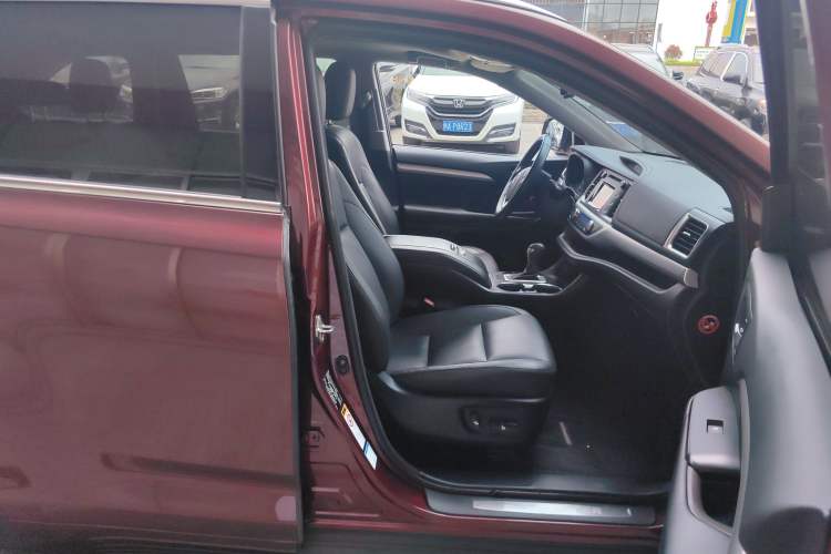 Used Toyota Highlander 2017 2.0T Four-Wheel Drive Luxury Edition 7 Seats Right Front Seat