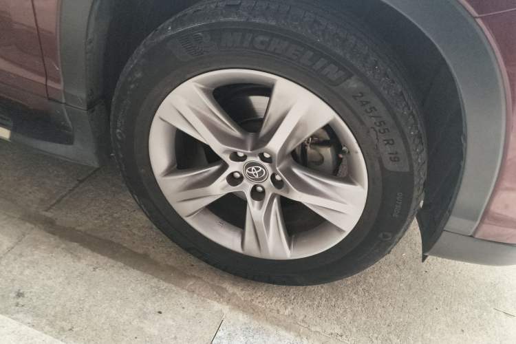 Used Toyota Highlander 2017 2.0T Four-Wheel Drive Luxury Edition 7 Seats Right Front Wheel Hub