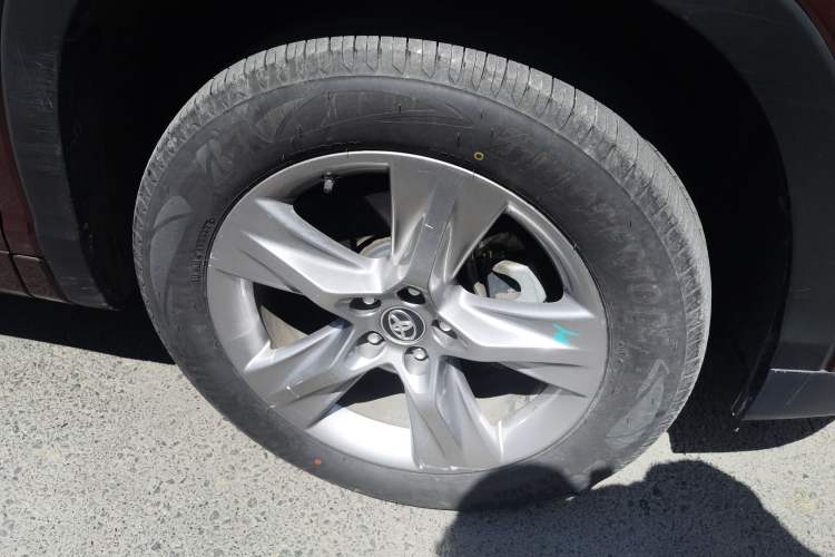 Used Toyota Highlander 2017 2.0T Four-Wheel Drive Luxury Navigation Version 7 Seats Right Front Wheel Hub