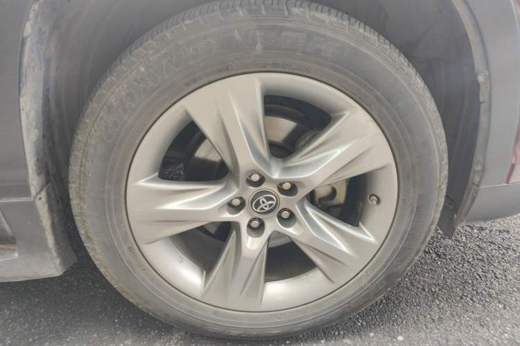 Used Toyota Highlander 2017 2.0T Four-Wheel Drive Luxury Edition 7 Seats Right Front Wheel Hub