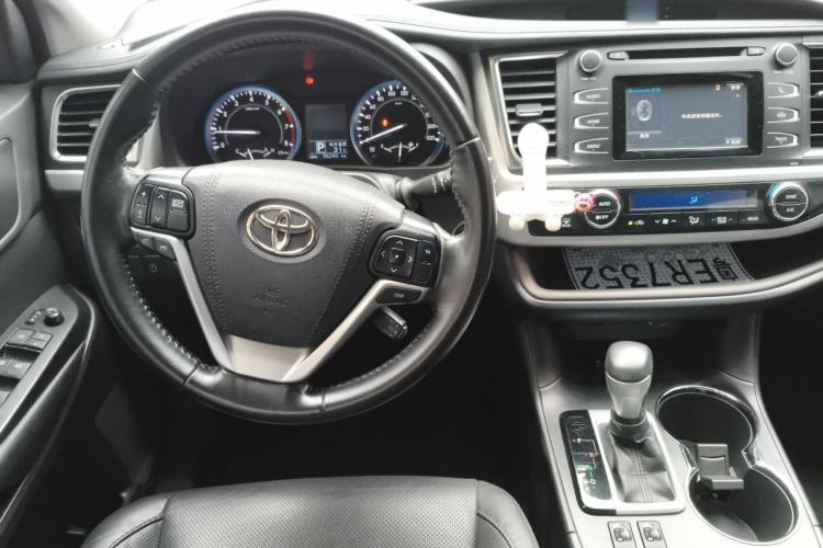Used Toyota Highlander 2017 2.0T Two-Wheel Drive Luxury Edition 7 Seats Steering Wheel