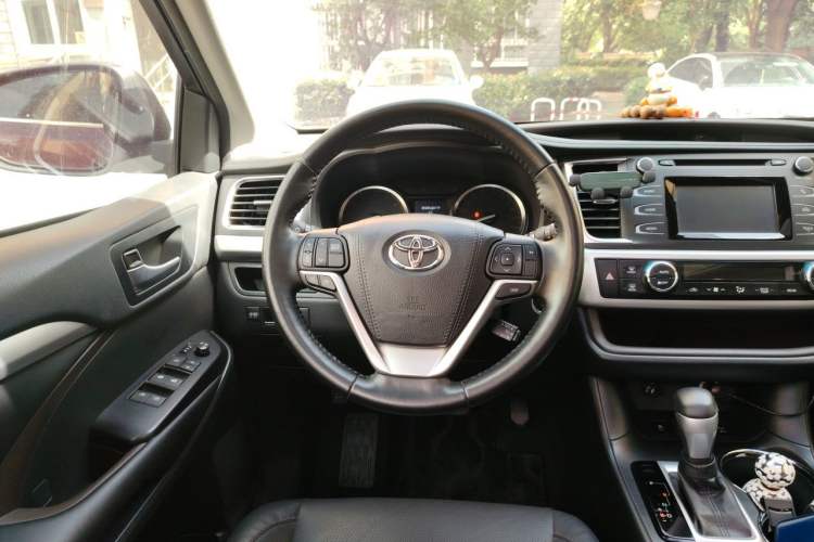 Used Toyota Highlander 2017 2.0T Four-Wheel Drive Luxury Edition 7 Seats Steering Wheel