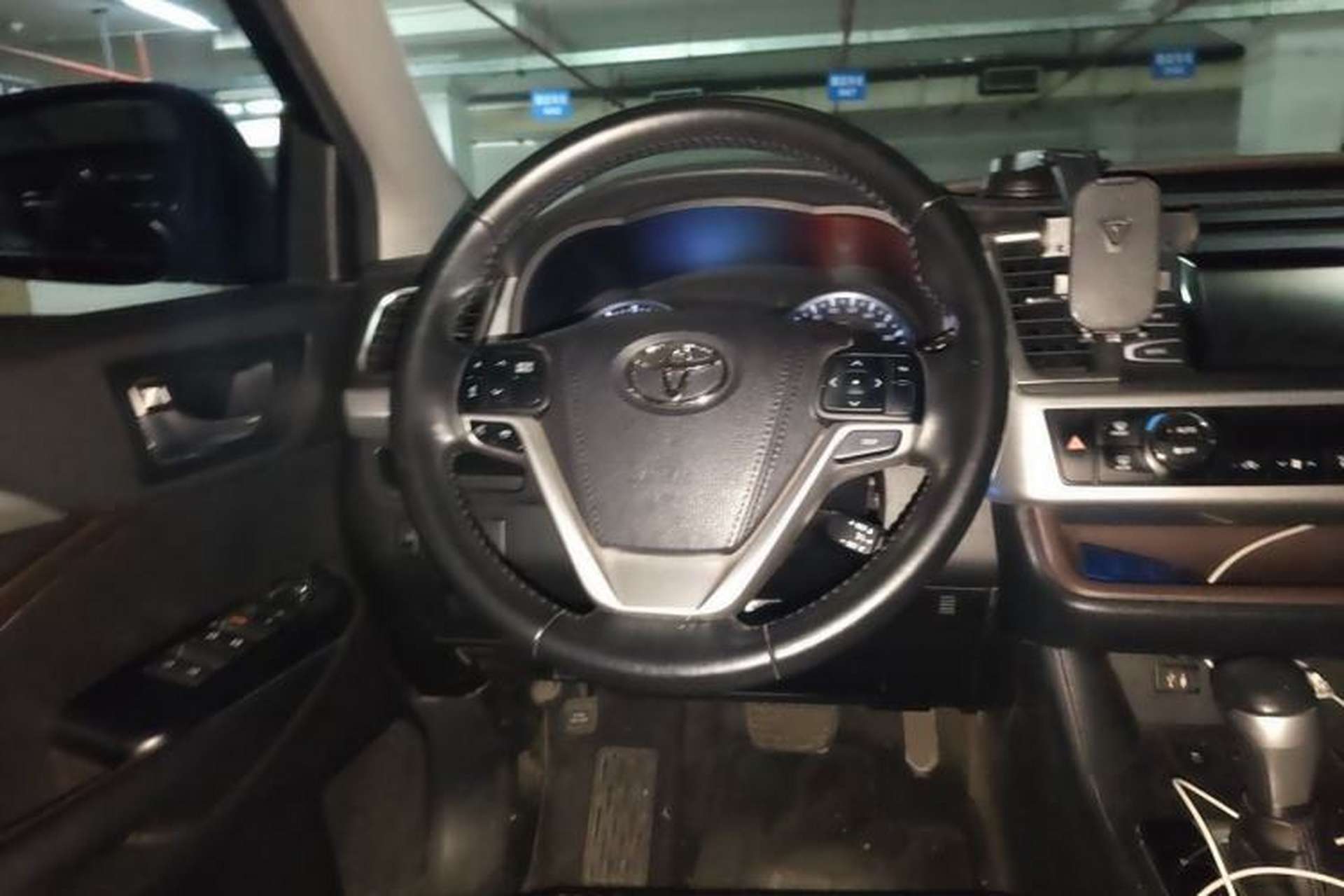Used Toyota Highlander 2017 2.0T Two-Wheel Drive Luxury Edition 7 Seats Steering Wheel