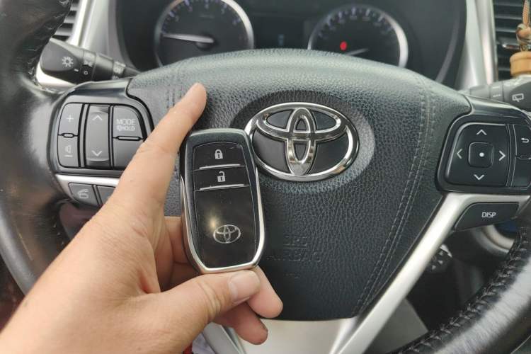 Used Toyota Highlander 2017 2.0T Four-Wheel Drive Luxury Edition 7 Seats Vehicle Key