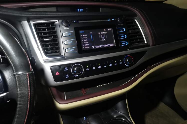 Used Toyota Highlander 2017 2.0T Two-Wheel Drive Elite Version 7 Seats Audio And AC Panel