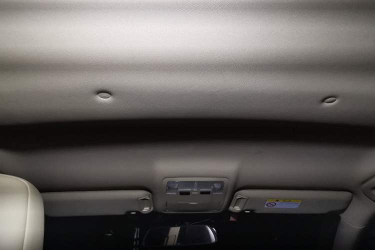 Used Toyota Highlander 2017 2.0T Two-Wheel Drive Elite Version 7 Seats Headliner