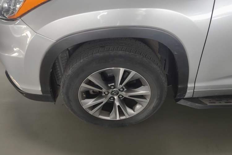 Used Toyota Highlander 2017 2.0T Four-Wheel Drive Elite Edition 7-Seater Left Front Wheel Hub